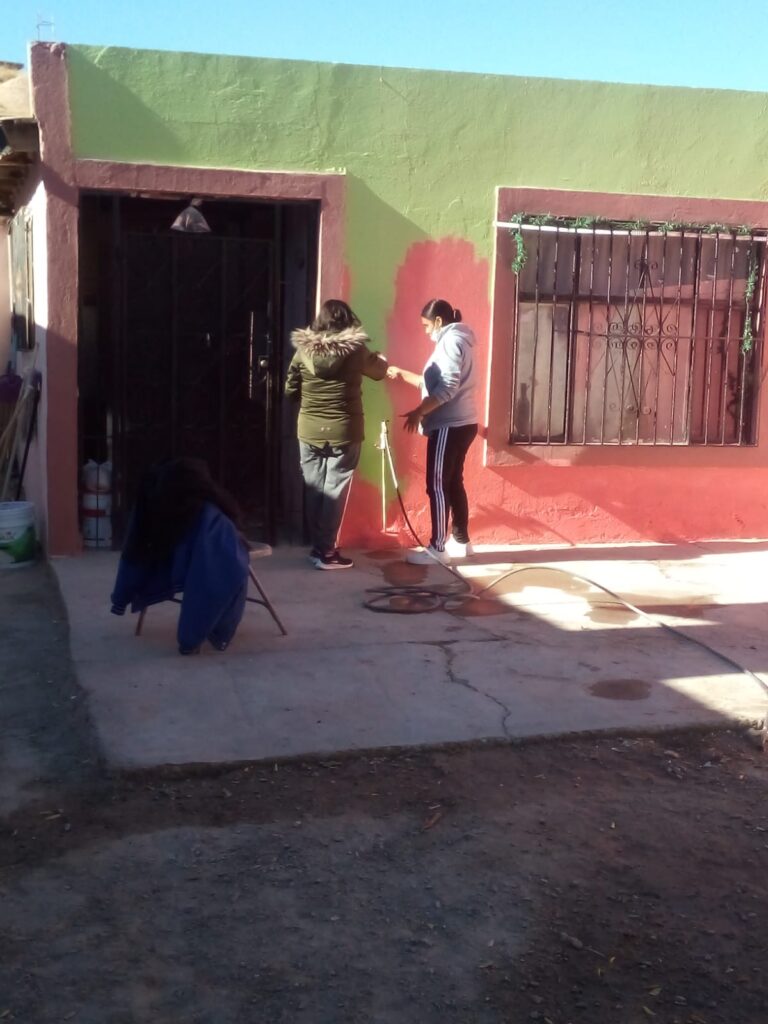 Personal de Desarrollo Social continúa pintando casas